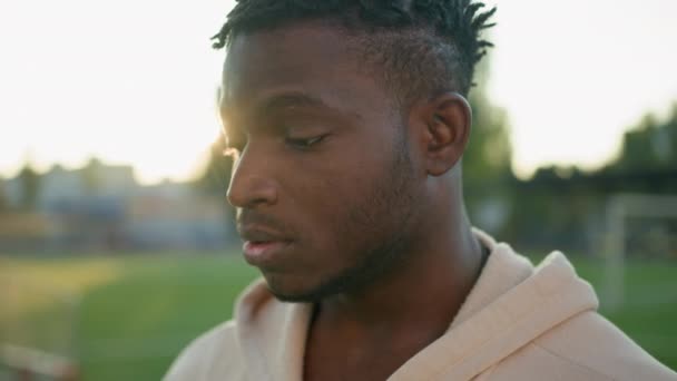 Втомився Афроамериканський Чоловік Етнічний Хлопець Сонячному Світлі Сонячний Відкритому Повітрі — стокове відео