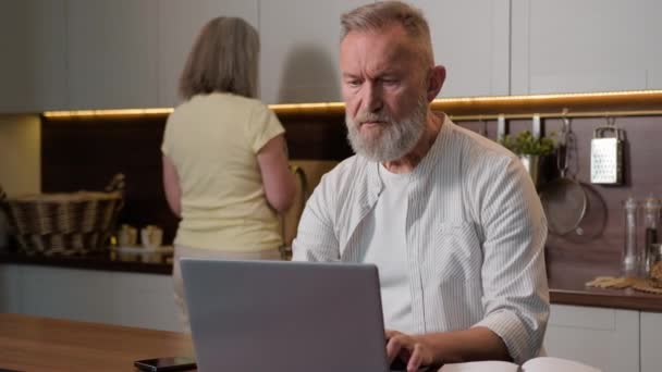 Senior Καυκάσιος Ετών Συνταξιούχος Επιχειρηματίας Συγγραφέας Που Εργάζονται Απευθείας Σύνδεση — Αρχείο Βίντεο