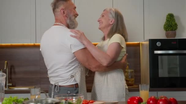 Felice Famiglia Coppia Matura Ballare Cucina Casa Celebrare Anniversario Matrimonio — Video Stock
