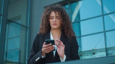 Beyaz kadın, kadın, işçi, işveren, üzgün, stresli iş kadını, ofis dışında akıllı telefon tutamıyor. Cep telefonu, açık havada kötü haber veriyor.
