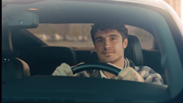 Happy Caucasian Mężczyzna Kierowca Samochód Kierownicy Cieszyć Podróży Jazdy Nowoczesny — Wideo stockowe