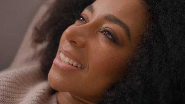 Nahaufnahme Gesicht Schöne Junge Frau Entspannt Angelehnt Sofa African American — Stockvideo