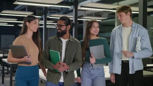 Boldog Fiatal Vállalati Alkalmazottak Üzleti Csapat Változatos Multiracionális Diákok Irodai — Stock videók
