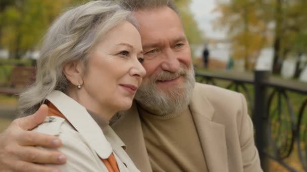 Cerca Pareja Ancianos Amor Abrazo Parque Ciudad Hombre Mujer Enfrenta — Vídeos de Stock