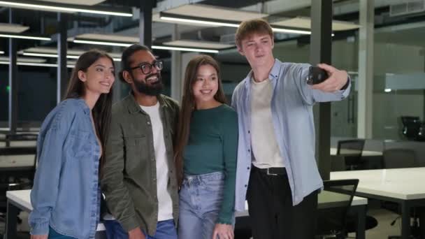Multietnisk Mångfald Kreativa Business Team Unga Vänner Flickor Killar Leende — Stockvideo