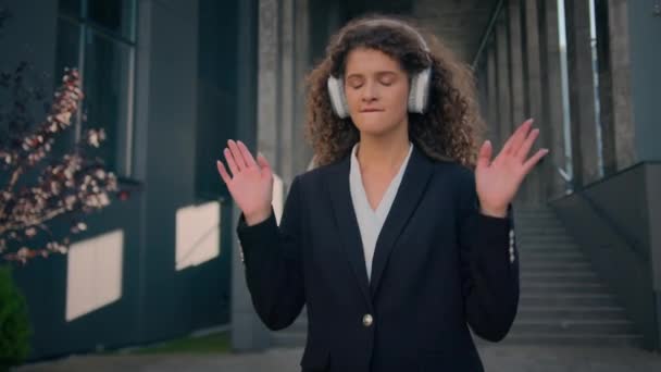 Neşeli Kaygısız Beyaz Kadını Kulaklıkla Müzik Dinleyen Sokak Ortasında Dans — Stok video