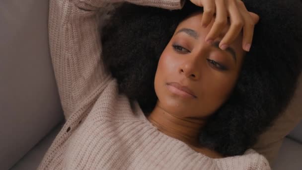 Μοναχικά Λυπημένη Καταθλιπτική Αφροαμερικανίδα Ξαπλωμένη Στον Καναπέ Μόνη Στο Σπίτι — Αρχείο Βίντεο