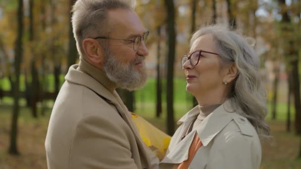 Gift Par Munter Lykkelig Alderdom Kaukasiske Familie Smilende Moden Senior – Stock-video