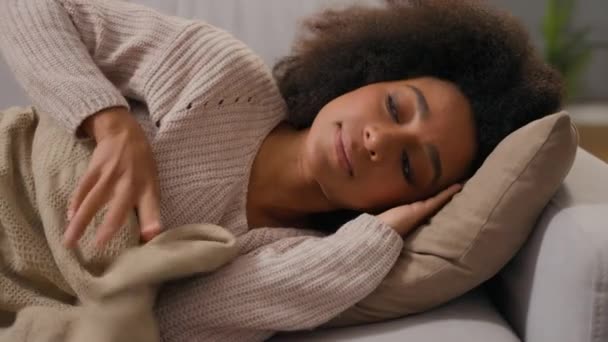 Κοντινό Πλάνο Της Νεαρής Αφρο Αμερικανίδας Γυναίκα Χαλαρωτικό Ύπνο Ημέρα — Αρχείο Βίντεο