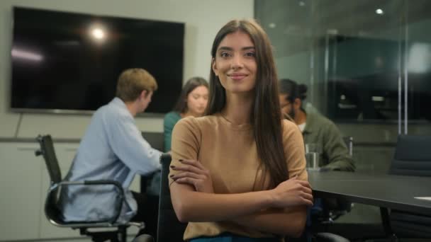 Smukke Unge Kaukasiske Latinamerikanske Forretningskvinde Poserer Konferencerum Kvindelig Teamleder Forretningskvinde – Stock-video
