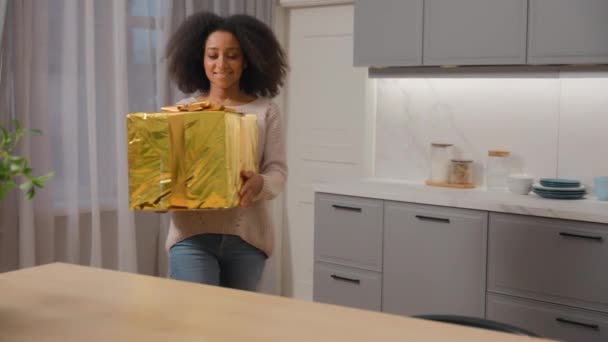 행복한 아프리카계 미국인 구매자 소녀는 온라인 서비스에서 Unpacking 패키지 Unbox — 비디오