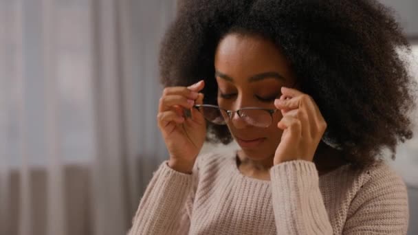 Zblízka Žena Afroameričanka Nosí Brýle Vidění Problém Medicína Zrak Podnikatelka — Stock video
