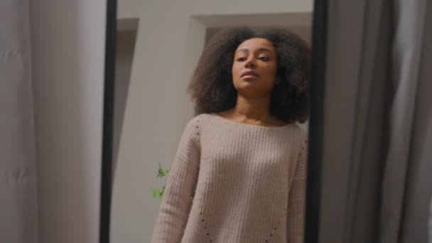 Несчастная Афро Американская Женщина Глядя Зеркало Отражение Дома Носить Свитер — стоковое видео