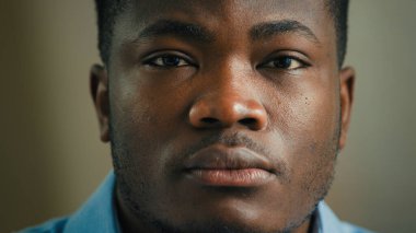 Ofis stüdyosunun ciddi yüzü. Erkek, Afrikalı, Amerikalı, kendine güvenen, milenyum adamı, iş adamı, profesyonel yönetici portresi.