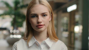 Alışveriş merkezinde portre işkadını, beyaz kadın satış elemanı. Perakende satış şirketinde kadın mağaza asistanı. Yönetici müşteri alımı süpermarkette.