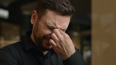 Gergin, stresli, Kafkasyalı, yorgun, tedirgin, kuru gözleri ovuşturan, acı çeken, göz ağrısı, ağlayan, ağlayan, kötü gören, rahatsız, astigmatizm sendromu baş ağrısı çeken erkek işadamı.