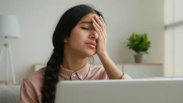 Verärgert Stressige Frau Arabisch Indische Mädchen Geschäftsfrau Studentin Scheitern Online — Stockfoto