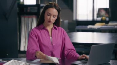 Kafkas kadın tasarımcı kumaş örnekleriyle çalışıyor modern işyerindeki ofis masasında dizüstü bilgisayarı daktilo ediyor kadın iş kadını yaratıcı yönetici ev tasarımı projesi için online çalışıyor