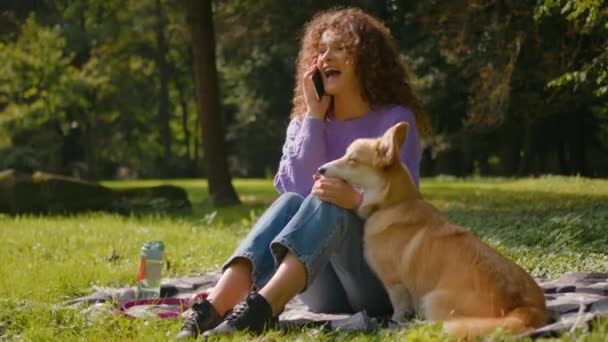 Glücklich Kaukasische Junge Mädchen Haustier Freundlich Frau Hundeführerin Fröhlich Dame — Stockvideo