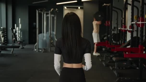 Visão Traseira Por Trás Mulher Irreconhecível Treinador Fitness Menina Esportista — Vídeo de Stock