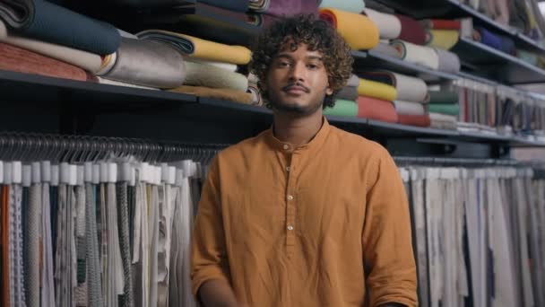 Szczęśliwy Uśmiechnięty Arabski Indyjski Człowiek Nabywca Klient Sklepie Tkaninami Atelier — Wideo stockowe