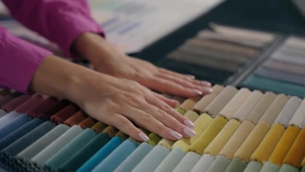 Yumuşak Renkli Kumaş Örneklerine Dokunan Kadın Ellerini Kapat Kadife Fiber — Stok video