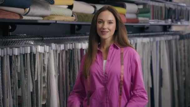 Vit Kvinna Couturier Modedesigner Skräddare Ägare Småföretag Tyg Butik Lyx — Stockvideo