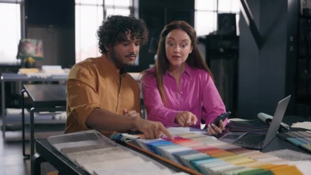 Multiracial Par Kreativa Designers Arbetar Moderna Kontor Studio Arabian Indian — Stockvideo