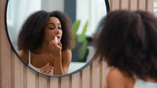 Reflektion Spegel Badrummet Hem Badrum Afroamerikansk Skönhet Kvinnlig Make Tillämpa — Stockfoto