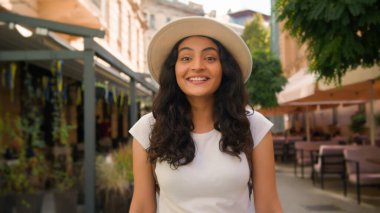 Heyecanlı mutlu, mutlu, mutlu, Hintli, etnik, mutlu, Hintli, bayan, turist, gezgin, gezgin, gezgin, şehir sokaklarındaki neşeli gülümseme turuna çıkan kameraya bakıp gülen,