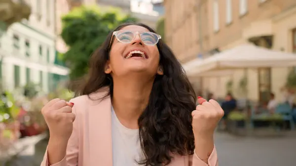 开怀大笑的笑话开开开心心的快乐女人印度的阿拉伯姑娘在城外的街道上 欢欣鼓舞的希望女商人喜欢庆祝胜利的成就赢得惊喜的好消息 — 图库照片