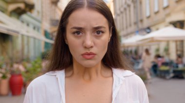 Kafkasyalı mutsuz kız caddesi şehrini kapatın sinirli kadın, hoşnutsuz, kızgın kadın, gıcık, sinirli, sinirli, sinirli, ciddi ifade, emin, olumsuz, dalgın.