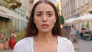 Kafkasyalı mutsuz kız caddesi şehrini kapatın sinirli kadın, hoşnutsuz, kızgın kadın, gıcık, sinirli, sinirli, sinirli, ciddi ifade, emin, olumsuz, dalgın.