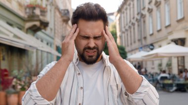 Kafası sorunlu, mutsuz, genç, Kafkasyalı bir adam. Sorunlu, sorunlu, sokak ortasında. Hayal kırıklığına uğramış, hayal kırıklığına uğramış, başarısızlığa uğramış, kızgın, kızgın, erkek işadamı.