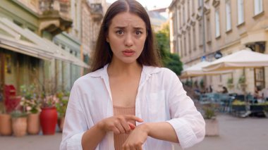 Kafkasyalı Avrupalı kadın, geç saatlerde el ele tutuşup kızgın kız şehir caddesini izlerken sinirlenmiş çünkü dakiklik eksikliği hoşnutsuz müşteri kurye servisi