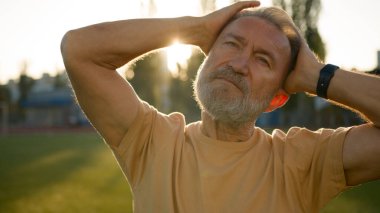 Kafkas Avrupalı emekliler boyun kaslarını gerer sportif yaşlılara öncülük eder ısınma esnekliği, esnek gündoğumu stadyumu şehir dışında sabah sağlık hizmetleri için fiziksel aktivite eğitimi verir.
