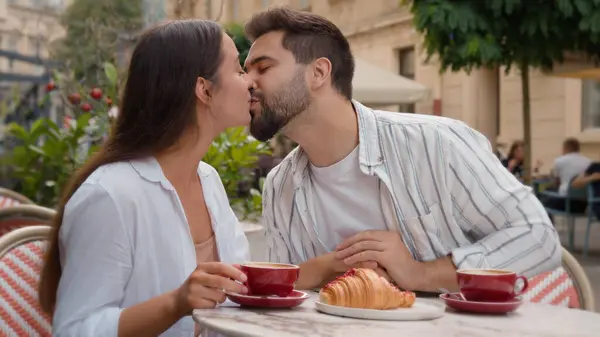 Молодая Европейская Пара Завтракает Вместе Счастливый Мужчина Женщина Улыбается Сладкий — стоковое фото