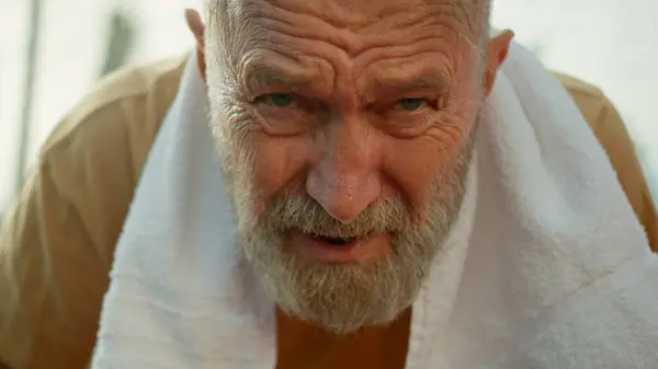Close Elderly Wrinkled Caucasian Man Towel Looking Camera Tired Training — Stock Photo, Image