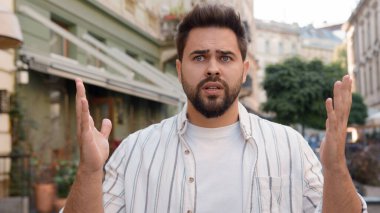 Kafası sorunlu, mutsuz, genç, Kafkasyalı bir adam. Sorunlu, sorunlu, sokak ortasında. Hayal kırıklığına uğramış, hayal kırıklığına uğramış, başarısızlığa uğramış, kızgın, kızgın, erkek işadamı.