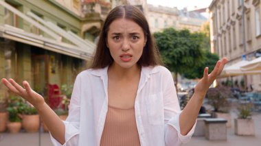 Kafkasyalı Avrupalı kadın, geç saatlerde el ele tutuşup kızgın kız şehir caddesini izlerken sinirlenmiş çünkü dakiklik eksikliği hoşnutsuz müşteri kurye servisi