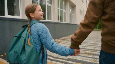 Bakış açısına göre baba kızını alır okul dersine gider çocuk öğrenir okul çocuğu öğrenir okul çocuğu gülümser okul çantalı mutlu aile el ele tutuşur çocuk bakımı desteğini korur şehir dışına çıkar