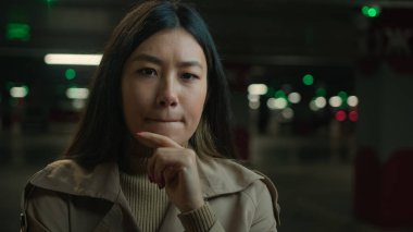 Düşünceli Asyalı kadın etnik Çinli Japon kızın kafası karışmış araba parkındaki Koreli kadının düşüncesi şüpheye yer bırakmayacak şüpheli şüpheli şüpheli şüpheli bir karar sorusu düşünün.