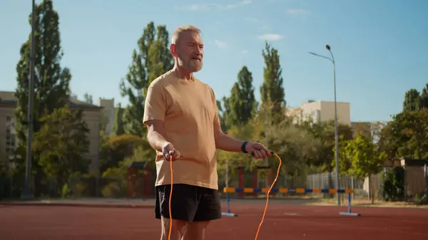 Pensjonist Hoppe Tau Kroppsbygger Idretts Makt Aktiv Hoppe Øve Eldre – stockfoto