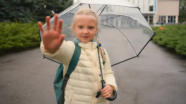 Petite Fille Européenne Vague Main Caméra Marche Sautant Parapluie Ville — Photo