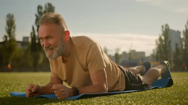 Eldre Kaukasisk Mann Pensjonist Står Planke Motivert Makt Kroppsportsutøver Idrettsutøver – stockfoto