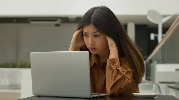 Épuisé Surmené Asiatique Chinois Japonais Femme Étudiante Fille Étudier Ligne — Photo