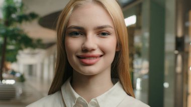 Kapalı portre gülümseyen beyaz kadın 20 'li yaşlardaki genç bayan mağaza müdür yardımcısı kadın girişimci müşteri müşteri müşteri alışveriş merkezinde poz veren kadın müşteri