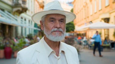 Sakin, yaşlı, yaşlı 60 'lı yaşlarda, olgun, beyaz saçlı, zarif, emekli iş adamı, akıllı, turist görünümlü, şehir sokağındaki eski hasta portresi