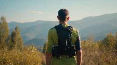 Düşünceli, sakin, yetişkin, beyaz, erkek, sporcu, dağcı, sporcu, gezgin, çevreye bakan, atmosfer sporu, sağlıklı yaşam tarzı.