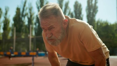 Emekliler fiziksel aktivite eğitimi aldıktan sonra nefes nefese kalıyorlar. Yaşlılar dyspnea sportif sporcu eğlence stadyumu şehir dışında. Yaşlılık sağlığı dışında yoğun kardiyovasküler yorgunluk çekiyor.